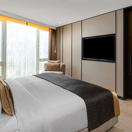 Intercontinental Istanbul By Ihg Hotel Bagian luar foto A bedroom in the 2018-launched Crystal River Lodge