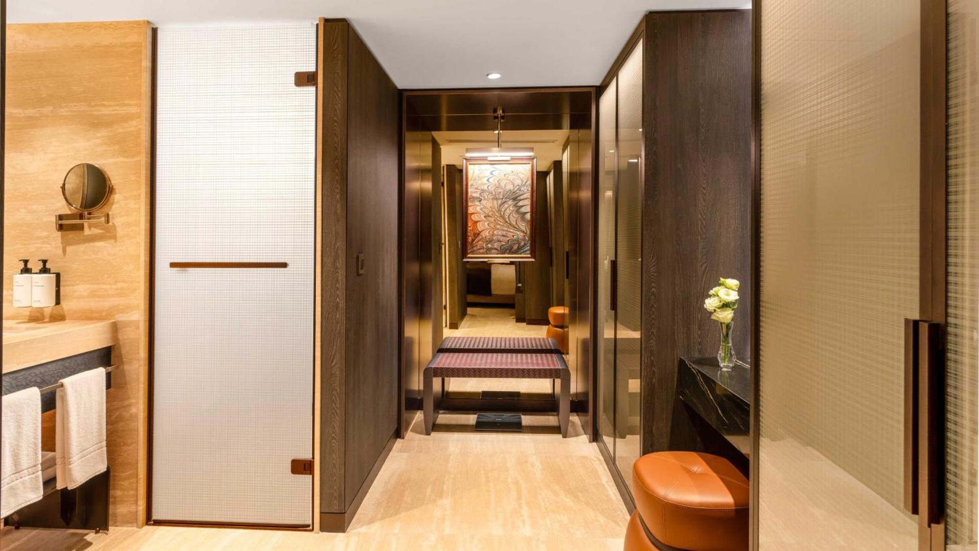 Intercontinental Istanbul By Ihg Hotel Bagian luar foto A suite at The Ritz-Carlton, Hong Kong