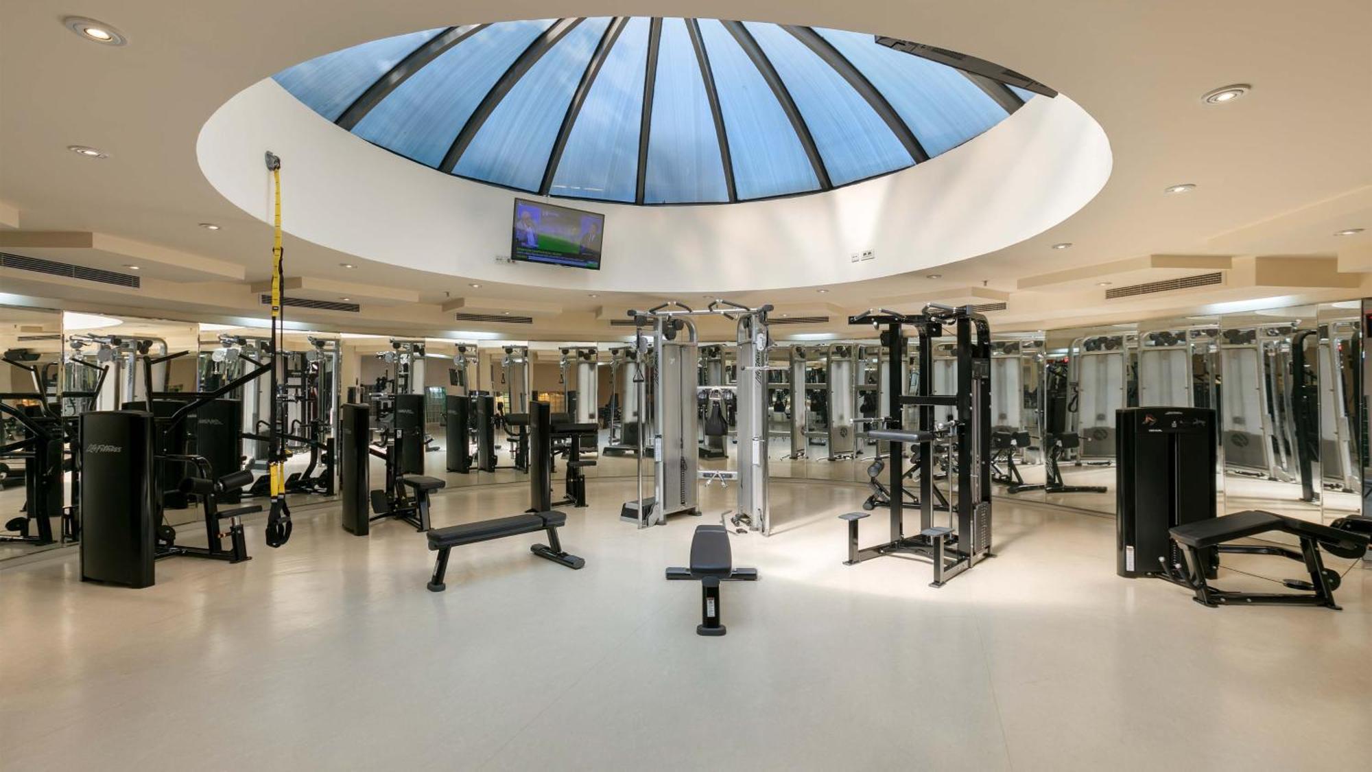 Intercontinental Istanbul By Ihg Hotel Bagian luar foto The gym at The Dorchester