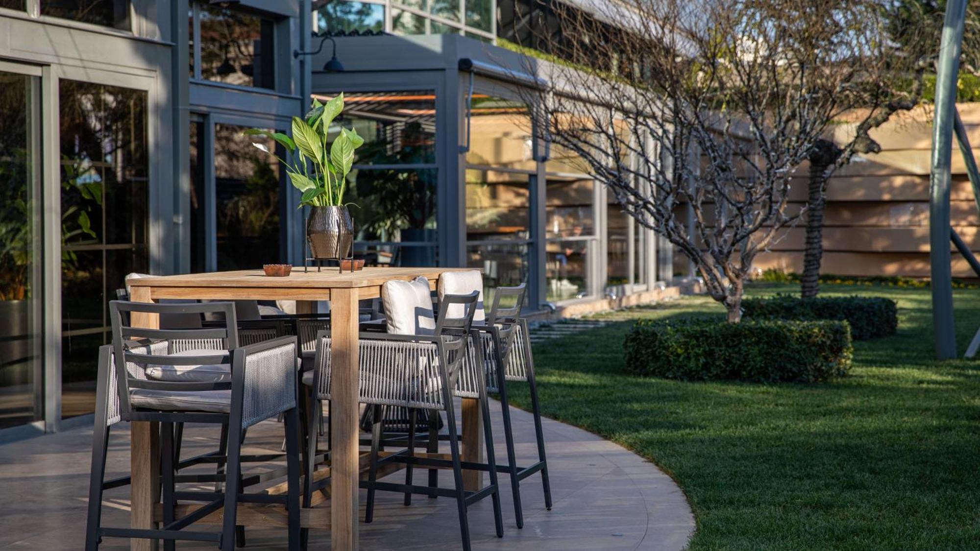 Intercontinental Istanbul By Ihg Hotel Bagian luar foto The outdoor bar at the hotel
