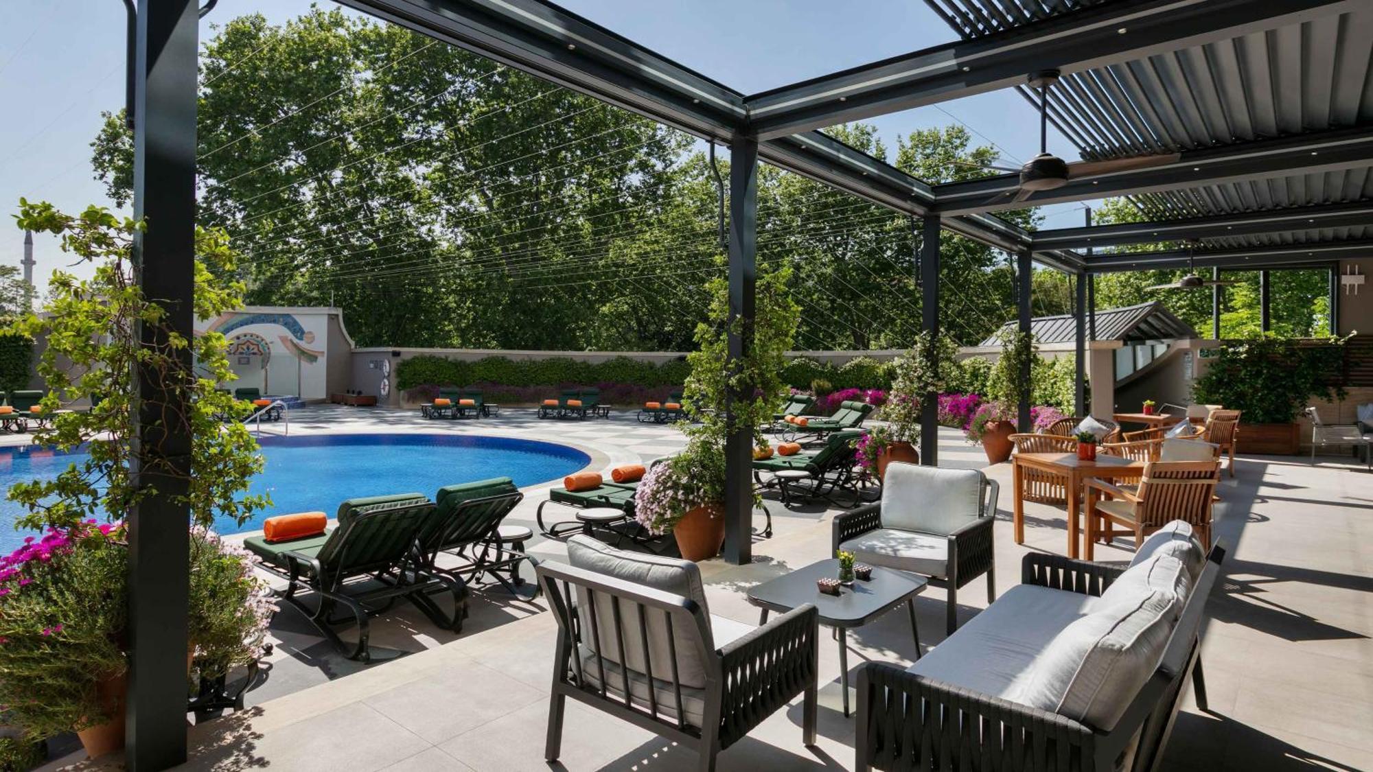 Intercontinental Istanbul By Ihg Hotel Bagian luar foto The pool at the hotel