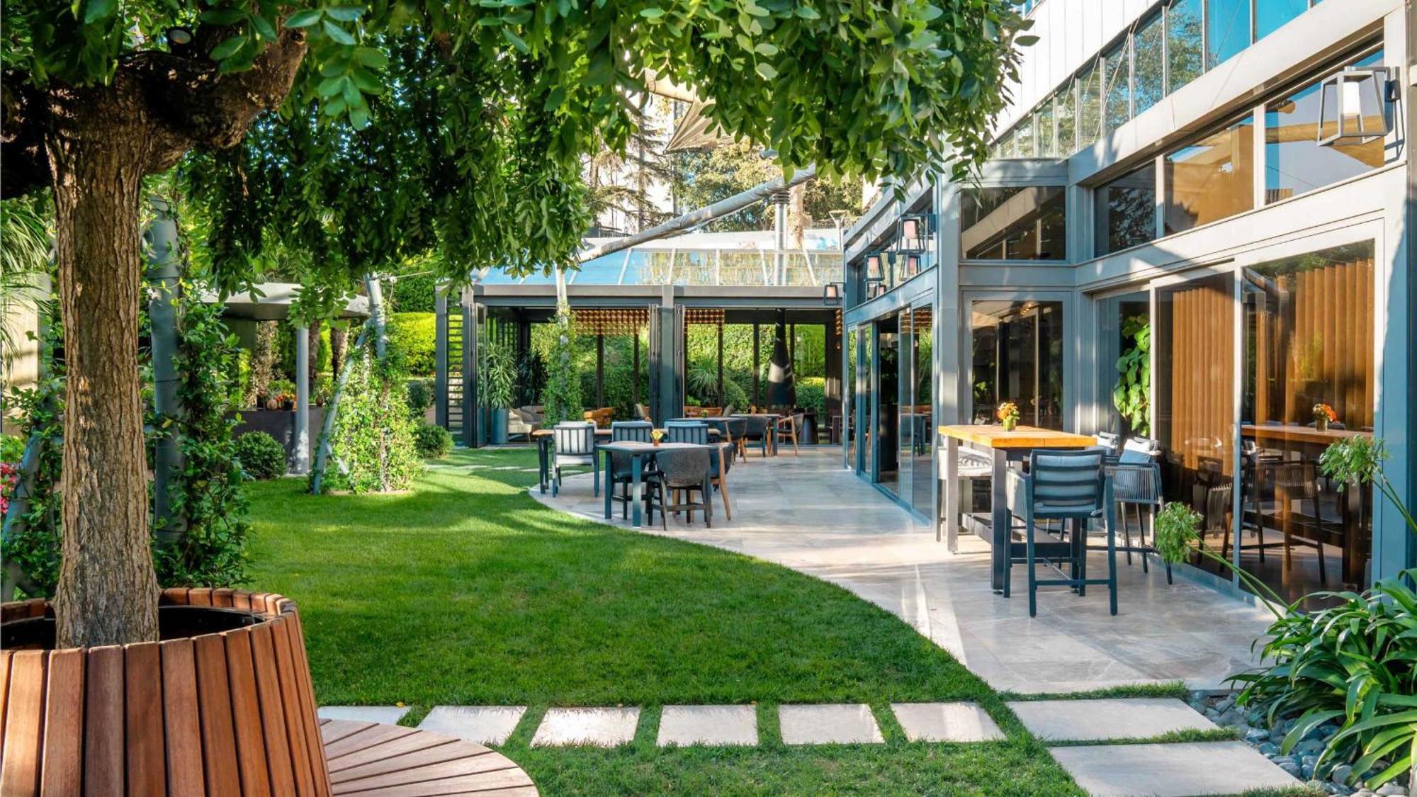 Intercontinental Istanbul By Ihg Hotel Bagian luar foto The garden of the hotel
