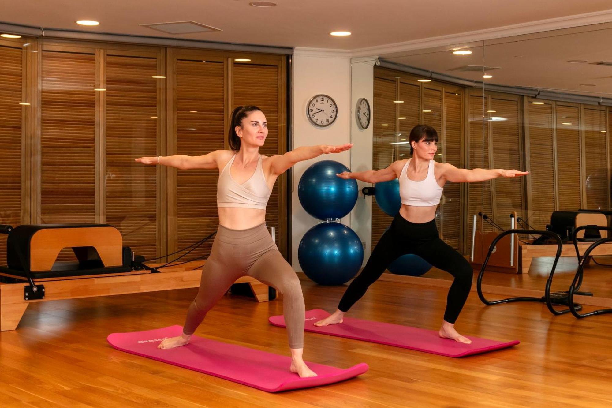 Intercontinental Istanbul By Ihg Hotel Bagian luar foto Two women practicing yoga