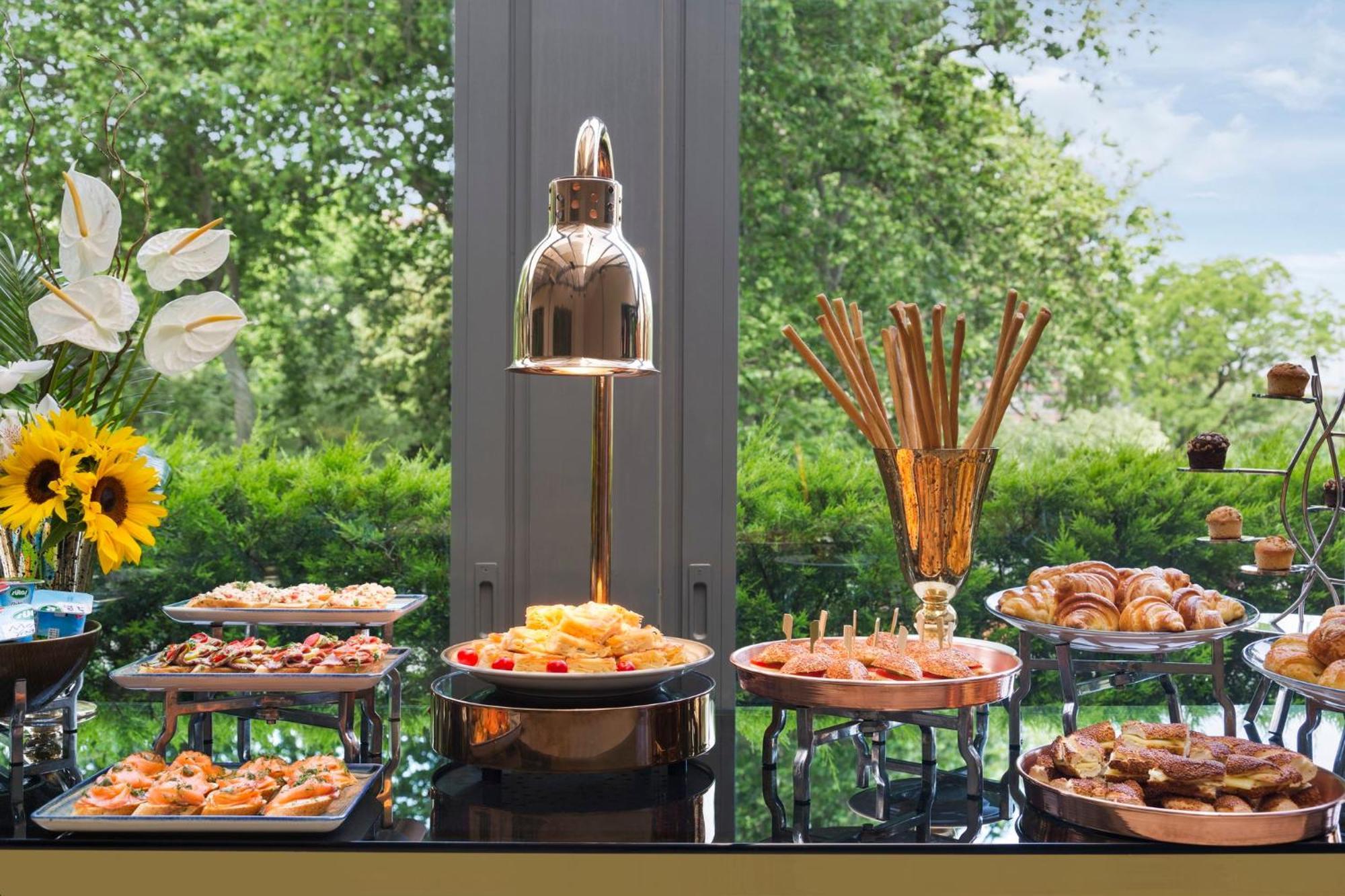 Intercontinental Istanbul By Ihg Hotel Bagian luar foto A chafing dish
