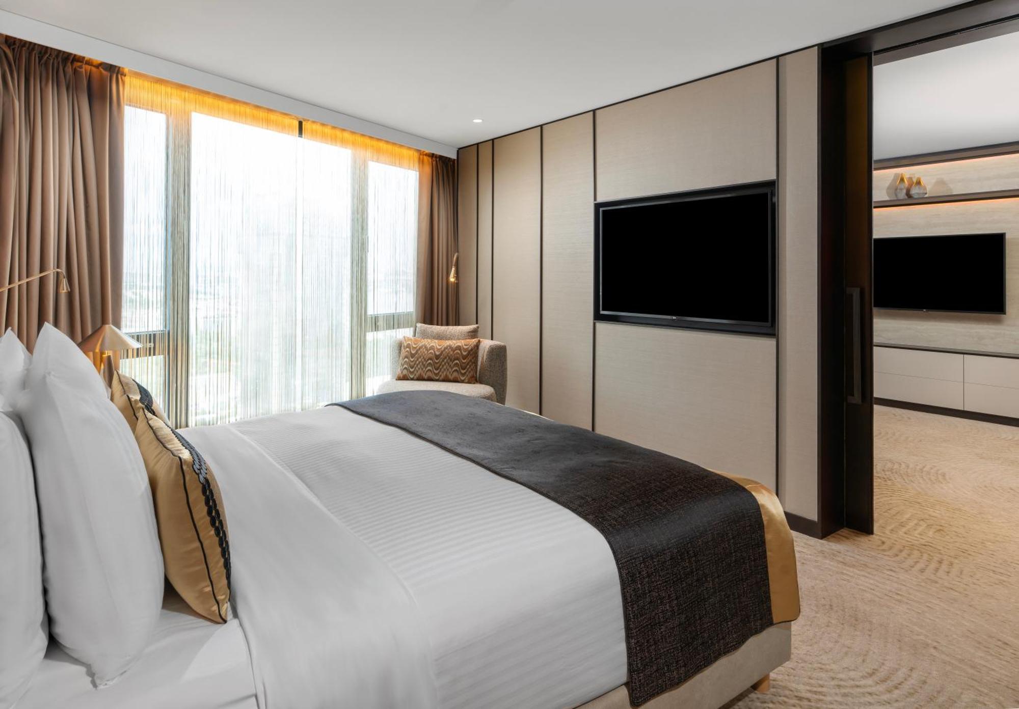 Intercontinental Istanbul By Ihg Hotel Bagian luar foto A bedroom in the 2018-launched Crystal River Lodge